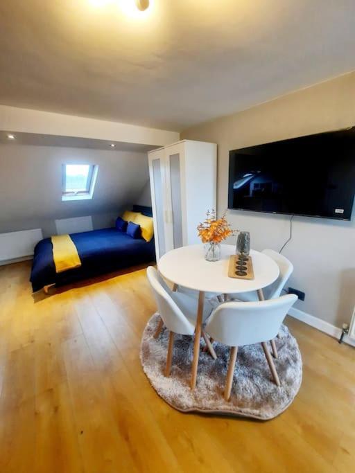 לונדון Alross Studio Flat / Private Bathroom מראה חיצוני תמונה